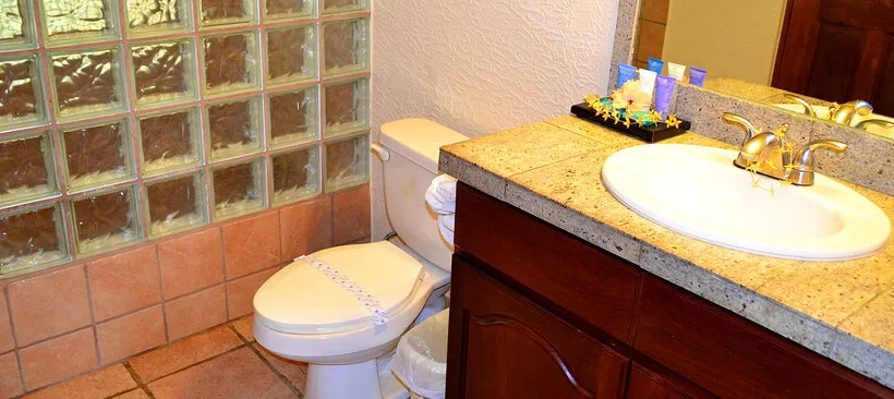 Master suite bathroom at Maya Princess Roatan