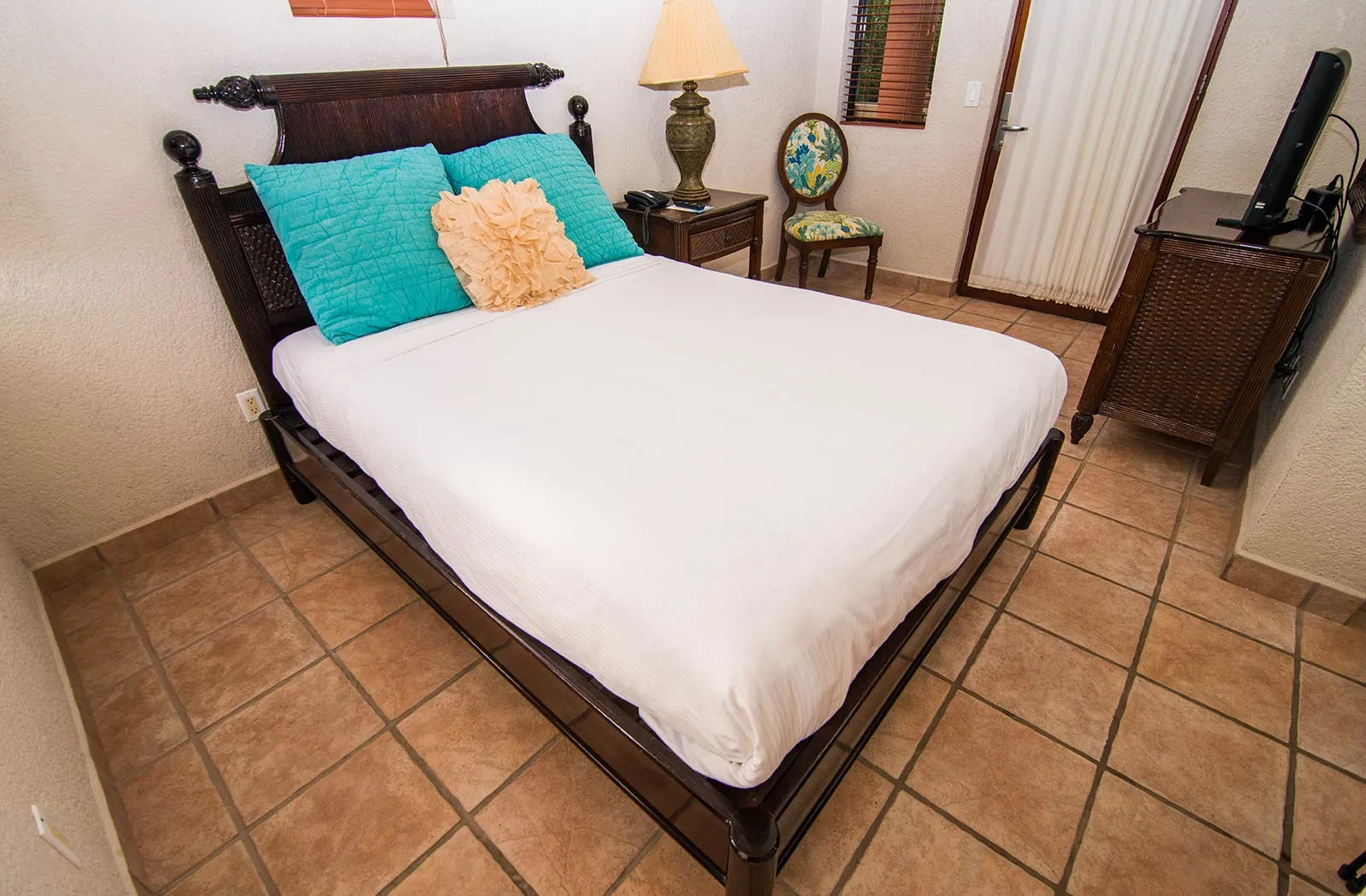 A bed in a room at Las Sirenas by Mayan Princess Roatan